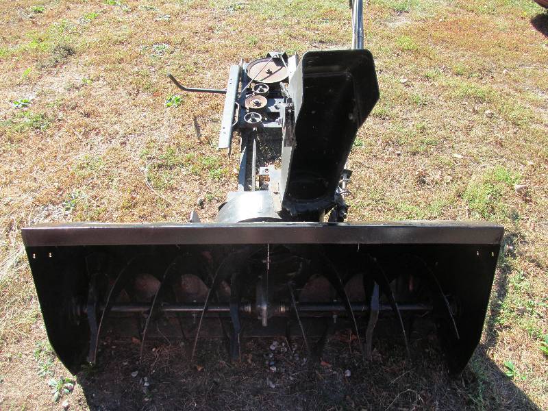 lot 50 image: John Deere 42 Snow Thrower