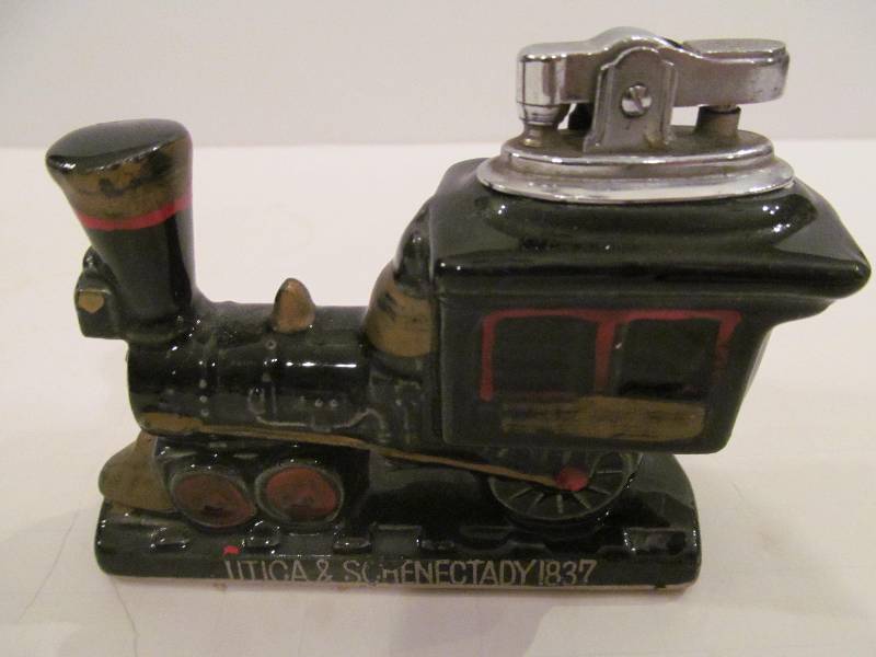 lot 76 image: Collectable cigarette lighter