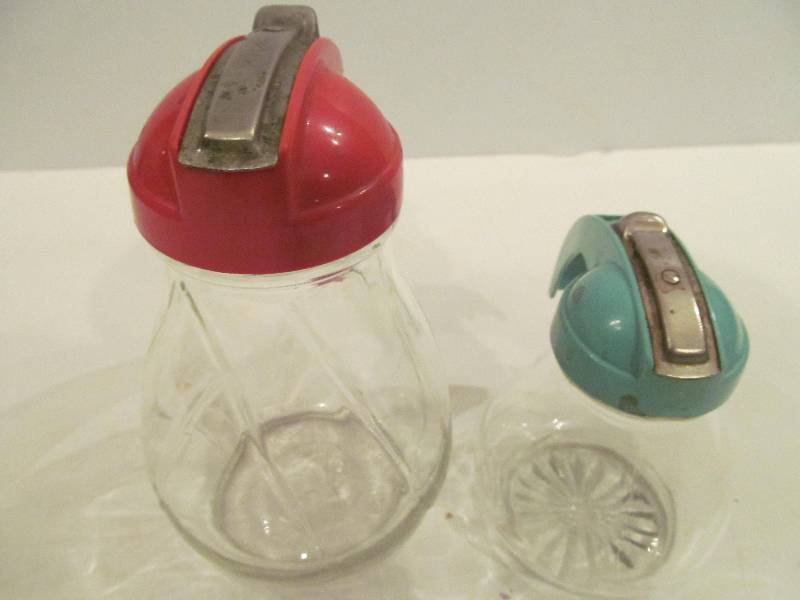 lot 93 image: 1950s Cream and sugar restaraunt set