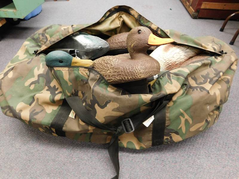 lot 171 image: 16 duck decoys in a camo bag which is included