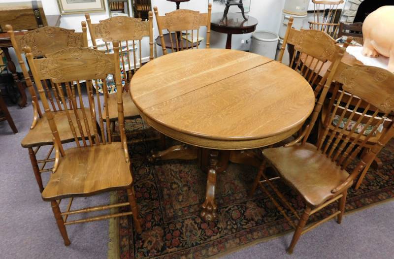 lot 6 image: Antique Oak Oval Table & Chairs