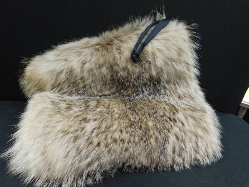 lot 4 image: Natural Wolf Fur hand MuffBag