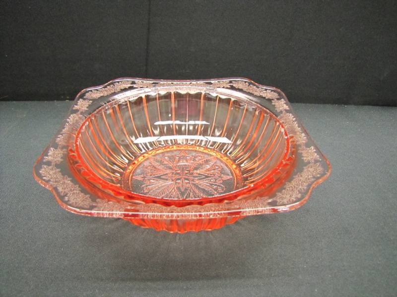 lot 232 image: vintage pink depression glass bowl