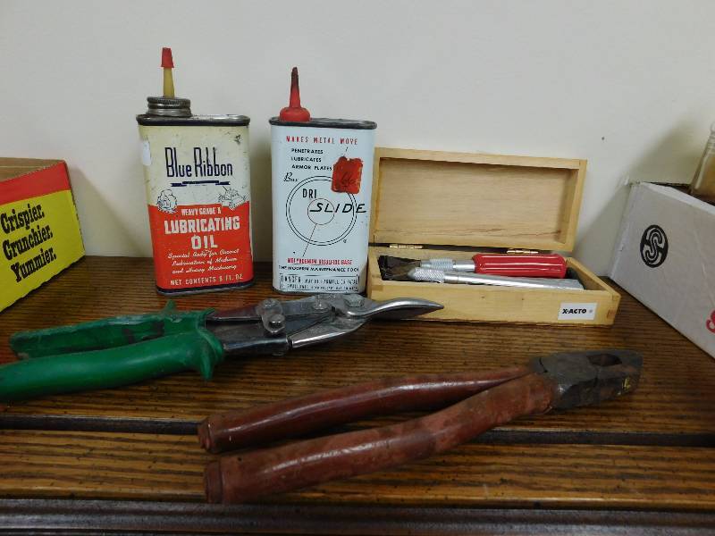 lot 31 image: mini oil cans and tool please see photos for a better look