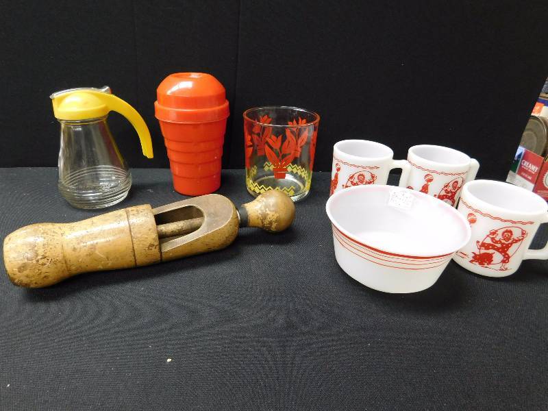 lot 48 image: vintage kitchen items, c 1940s, 50s