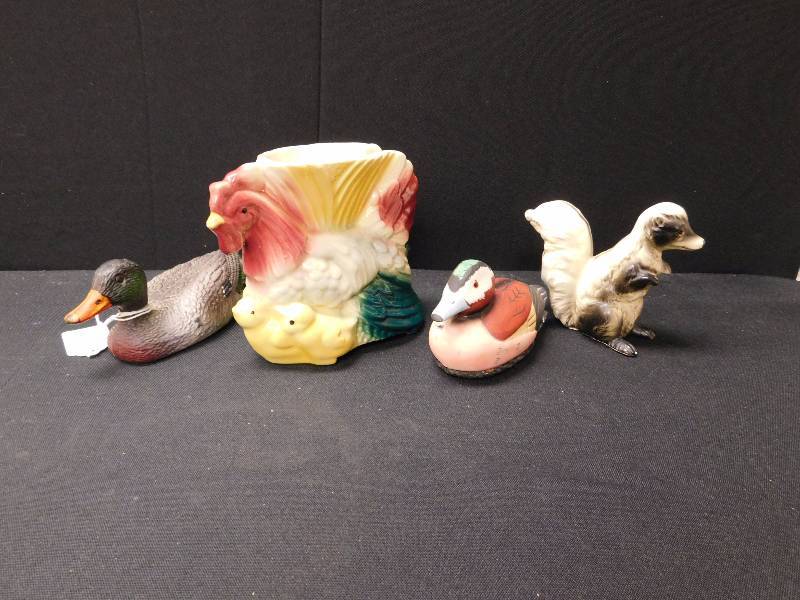 lot 50 image: several woodland ceramic pieces