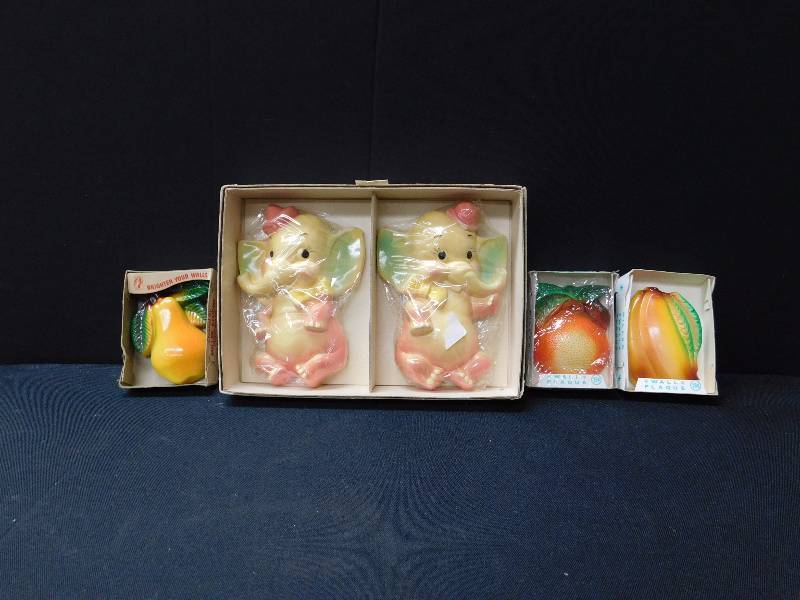 lot 53 image: magic-mounts Miller Studios wall hanging fruits and elephants NIB