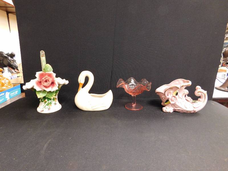 lot 131 image: vintage ceramic and glass decorative items