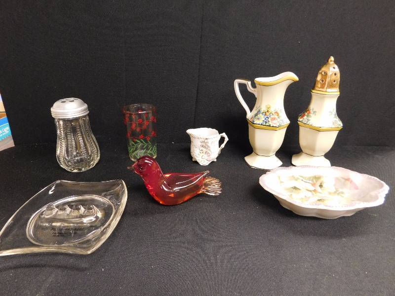 lot 132 image: vintage ceramic and glass decorative items