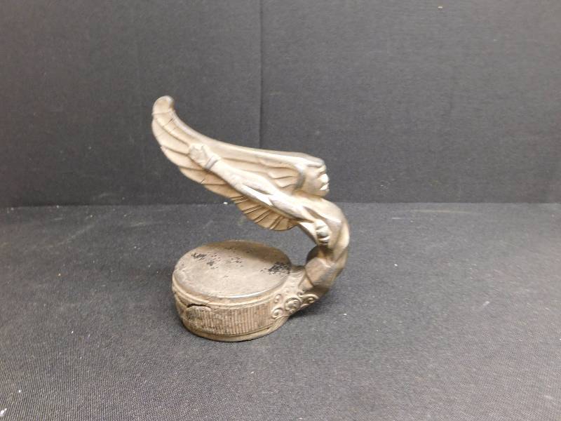 lot 135 image: vintage Hudson or Packard radiator cap