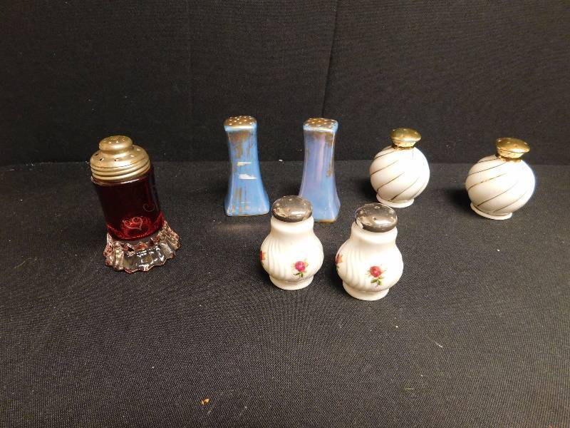 lot 138 image: S & P shakers glass ceramic