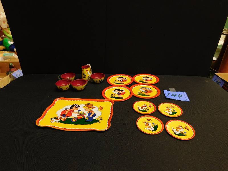 lot 144 image: Vintage Ohio Art Tin Litho tea, plate, tray set