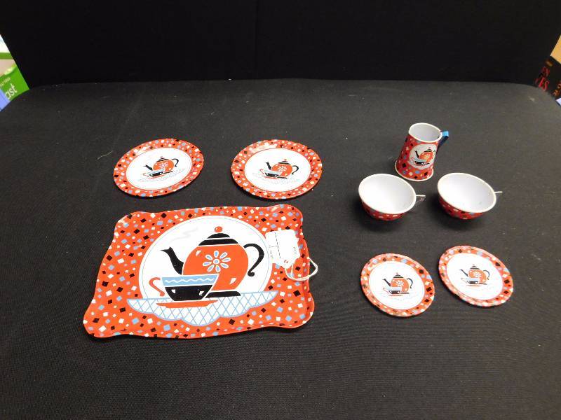lot 147 image: Vintage Ohio Art Tin Litho tea, plate, tray set