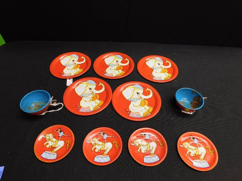 lot 151 image: Vintage Ohio Art Tin Litho tea, plate, tray set