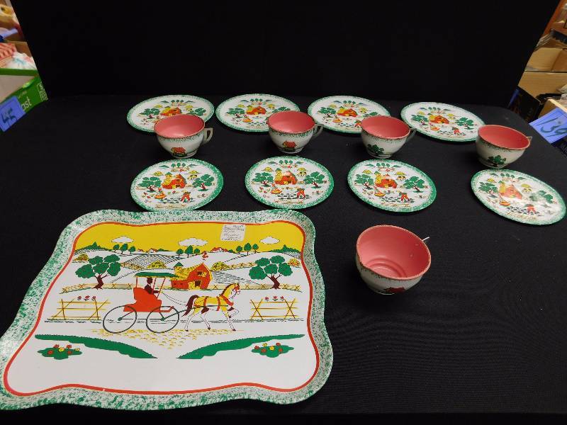 lot 154 image: Vintage Ohio Art Tin Litho tea, plate, tray set