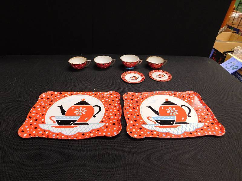 lot 155 image: Vintage Ohio Art Tin Litho tea, plate, tray set