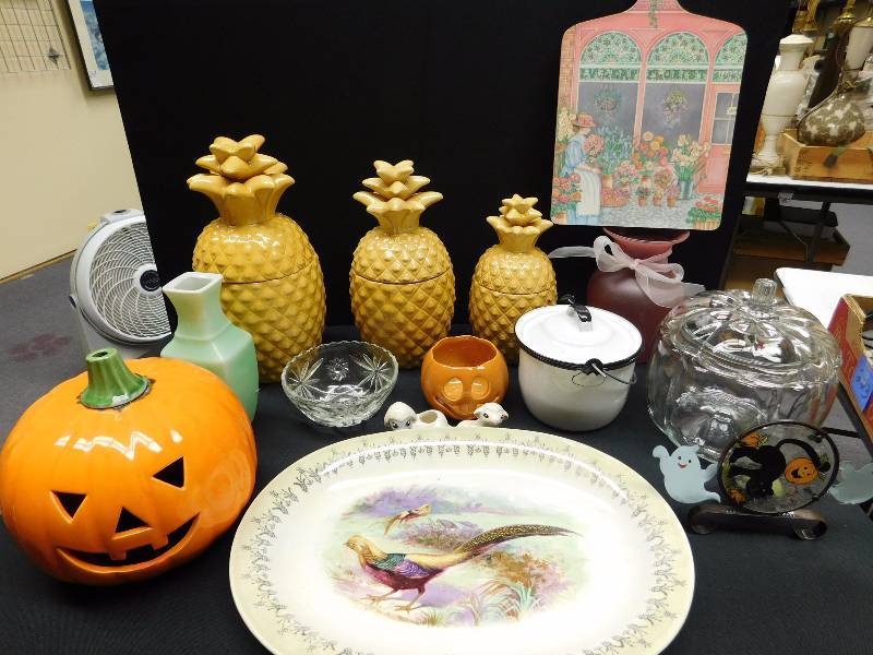 lot 227 image: misc decorative and kitchen items some holiday pieces
