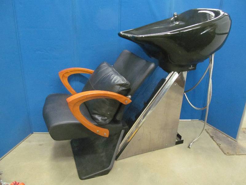 Hair washing station