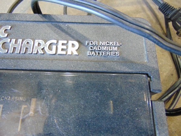 lot 3 image: Battery Charger