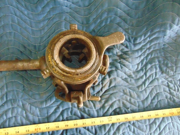 lot 22 image: Large Pipe Threading Head With Handle