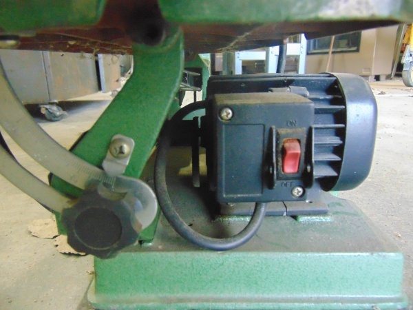 lot 50 image: Central Machine 16 Scroll Saw