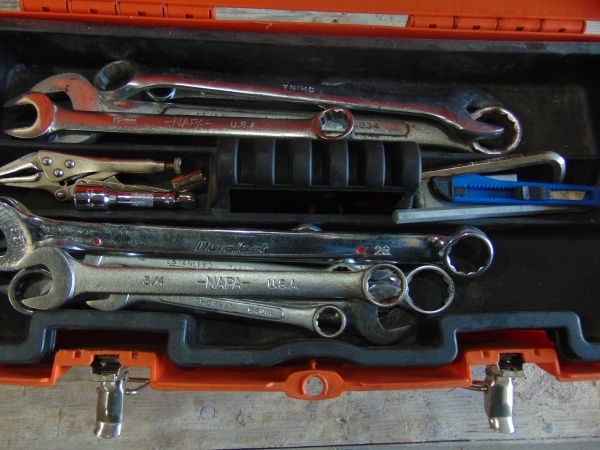 lot 106 image: Plastic Toll Box with Assortment of Tools (Orange Box)