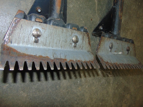 lot 133 image: (2) Shingle Shovels