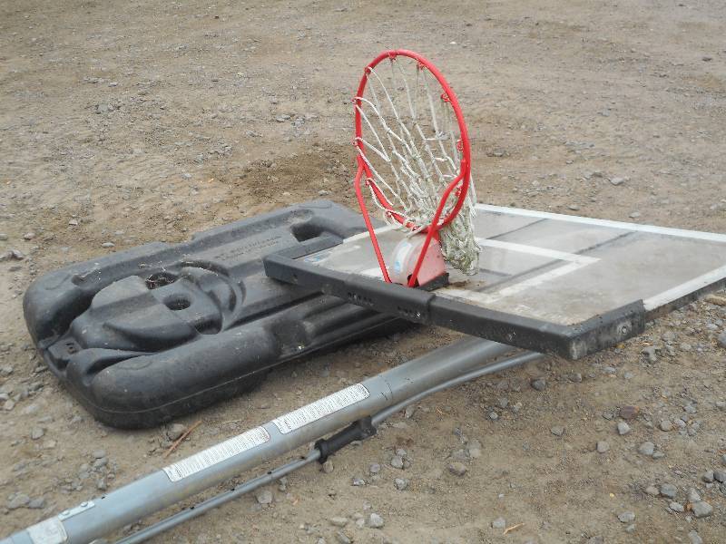 lot 15 image: Spaulding Adjustable Basketball Hoo...
