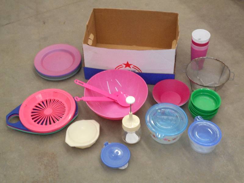 Box Of Misc Plastic Plates-Bowls-Cu...
