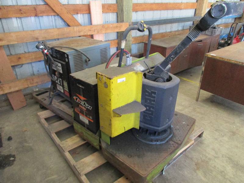 Clark Electric pallet jack
