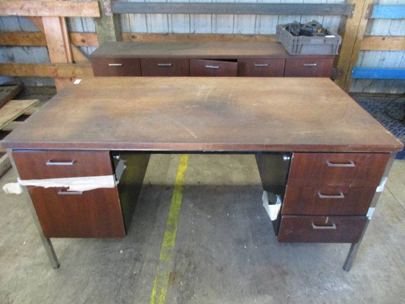 2 desks