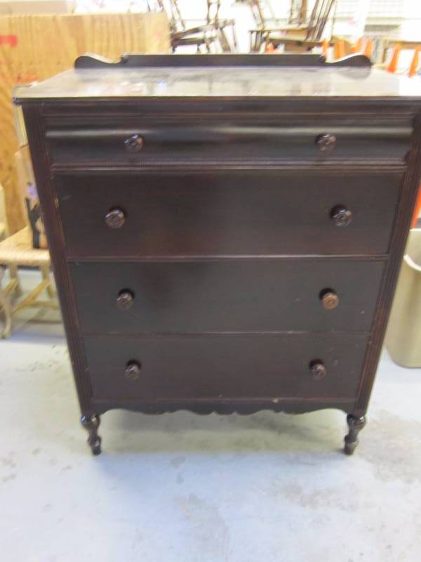 lot 3 image: Chest of Drawers