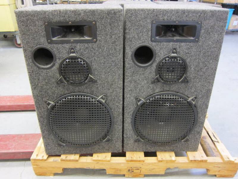 lot 8 image: Pair of Carpeted Speakers