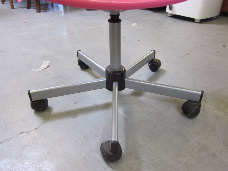 lot 20 image: Rolling Office Chair