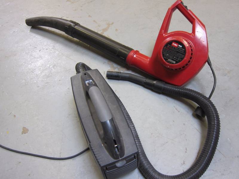 lot 29 image: Leaf Blower and Vacuum
