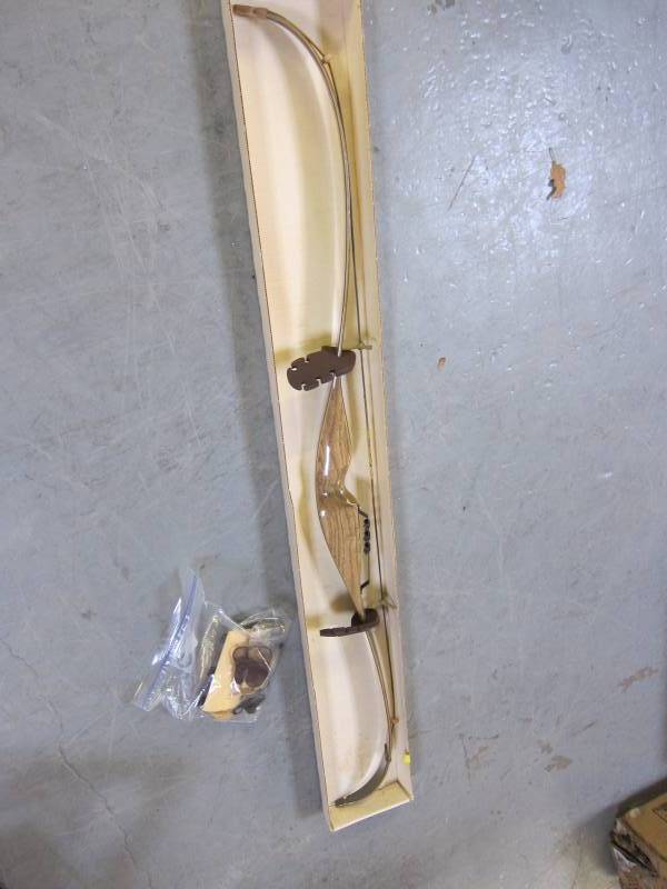 lot 32 image: Ben Pearson Hunting Bow