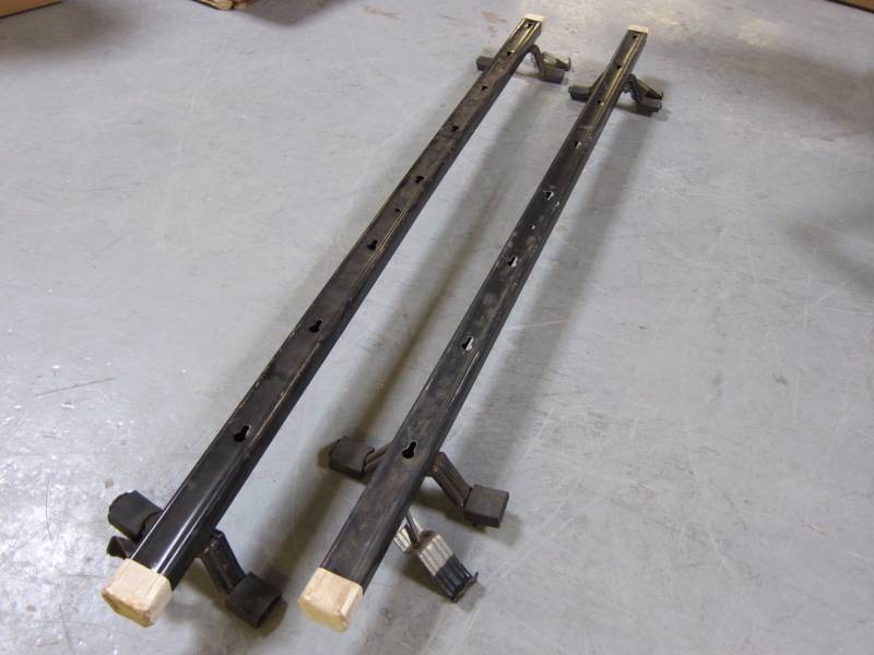 lot 40 image: Car Top Carriers