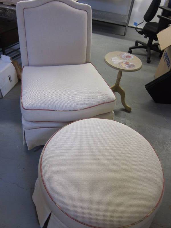 lot 56 image: Livingroom set