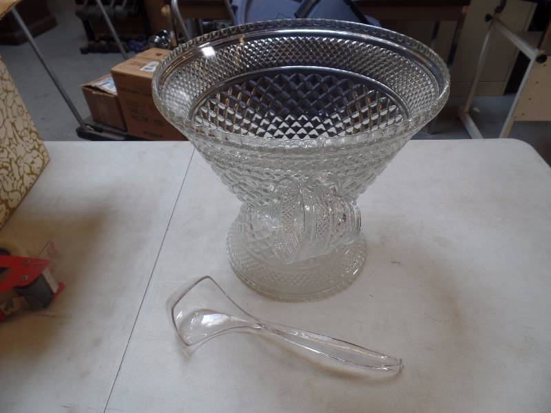 lot 12 image: Punch Set