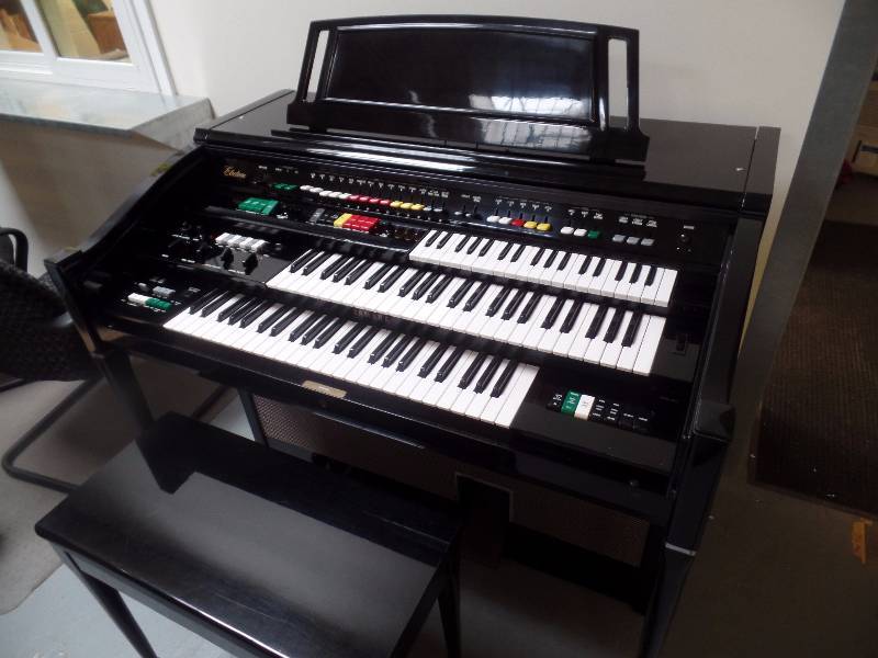 lot 60 image: Yamaha Organ