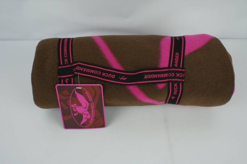 lot 9 image: Duck Commander Fleece Throw Blanket