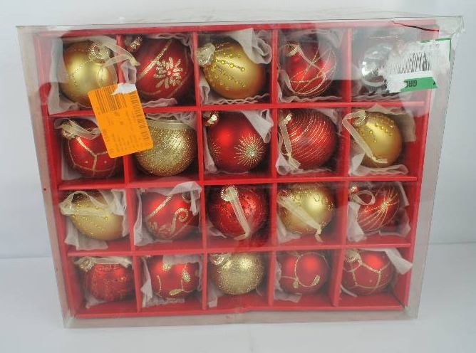 lot 34 image: Home Accents Holiday 19-piece Blown Glass Ornaments