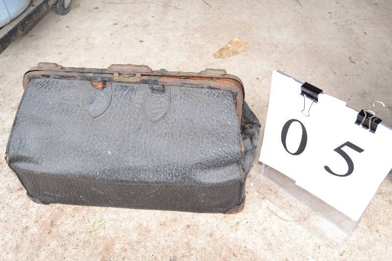 lot 5 image: Antique Doctors bag