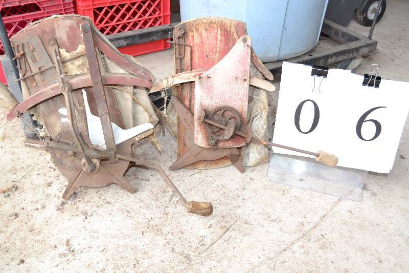 lot 6 image: Vintage Seeders