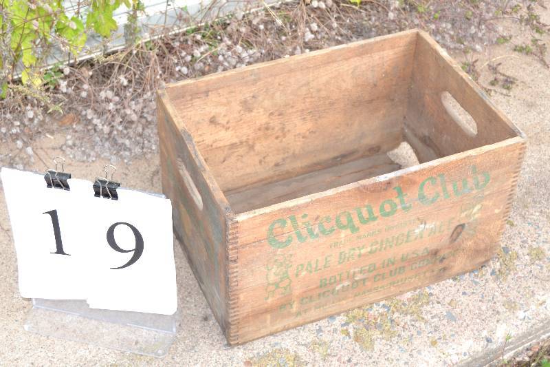 lot 19 image: wood box