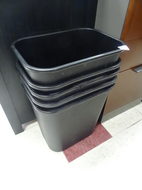 5 Plastic Garbage Cans