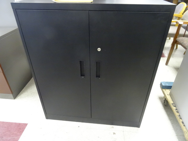 Metal 2 Door Cabinet 2 Shelves