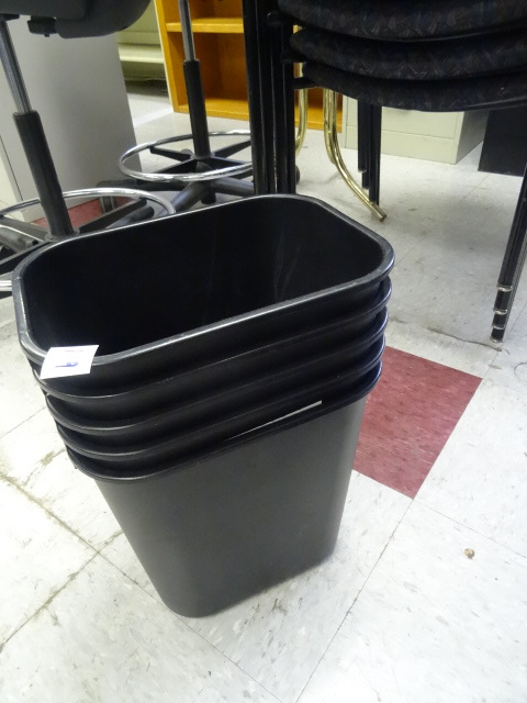 5 Plastic Office Garbage Cans