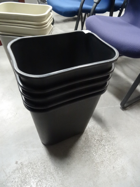 5 Plastic Office Garbage Cans