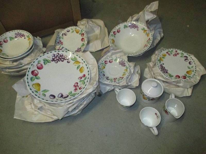 Set of dishes, fruit pattern, all w...